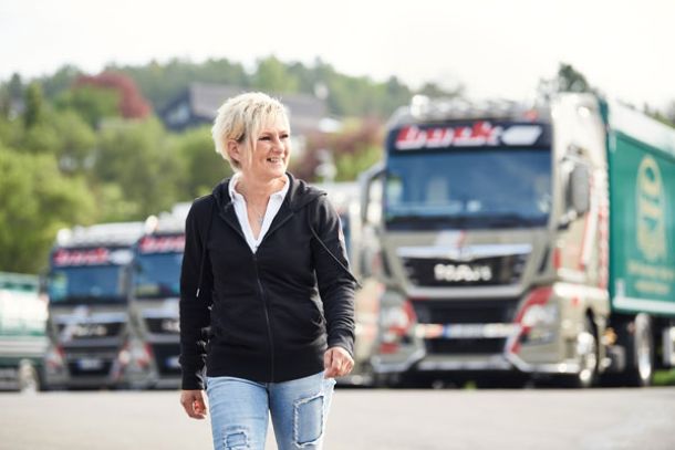 Michaela Scholz - Sattelkippmulde - Truckerin - Fern- & Nahverkehr